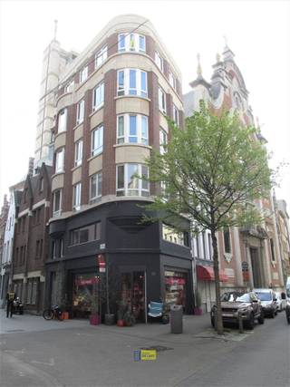 <p><span>Recent gerenoveerd en gemeubeld appartement in hartje Antwerpen gelegen op de vierde verdieping van een verzorgde residentie. Gelegen op de hoek van de Everdijstraat en de Kammenstraat in een autoluwe zone en op wandelafstand van winkels, openbaar vervoer en het bruisende stadsleven. </span></p><p><span> </span></p><p><span>INDELING: inkomhal met vestiaire en berging/wasplaats - leefruimte met zeer veel lichtinval - volledig uitgeruste open keuken - aparte slaapkamer - badkamer met douche, lavabo en toilet - klein terrasje.</span></p><p><span> </span></p><p><span>BIJZONDERHEDEN: prima in orde, volledig gemeubeld tem jouw koffielepeltje - maandelijkse kosten (€ 100,- incl water) - lift</span></p><p><span> </span></p><p><span>ONMIDDELLIJK BESCHIKBAAR </span></p><p><span> </span></p>