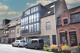 Dit appartement is gelegen in een kleinschalige residentie aan de Rumbeeksesteenweg 400 en beschikt over een bewoonbare oppervlakte van 107.00 m². Het heeft een EPC-waarde van 158.00, wat resulteert in een energielabel B. <br /><br />De ligging van het appartement is ideaal, met een supermarkt en een basisschool in de buurt. <br /><br />Indeling: <br />inkomhal, gastentoilet, woonkamer met open ingerichte keuken, drie slaapkamers, badkamer met ligbad en toilet. <br />Terras.<br />Er is een mogelijkheid tot de aankoop van een garage achteraan het gebouw (€ 30.000)<br /><br />Het appartement is vrij bij akte.