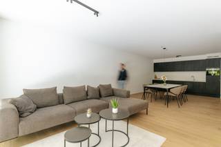 Deze residentie, gelegen in de Tieltsesteenweg te Eeklo, zal genieten van veel rust en groen en zal worden opgetrokken in een prachtige architectuur met veel aandacht voor lichtinval en privacy. Bovenal zal deze residentie genieten van een hoogwaardige afwerking. Door de verschillende indelingen en volumes zal er voor iedereen aan zijn verwachtingen kunnen beantwoord worden.<br /> <br />De naam “Klarenhof” verwijst naar het Klooster van de Arme Klaren Coletinnen die naast deze prachtige locatie ligt. De mooie parkomgeving rond het complex zal er voor zorgen dat alle appartementen zullen kunnen genieten van een prachtig uitzicht op hun ruim terras.<br /><br />Het “Klarenhof” is gelegen vlakbij het centrum van Eeklo maar geniet toch van een rustige én groene woonomgeving. Dit maakt van de residentie een uitzondering in zijn segment. Niet alleen komt U volledig tot rust in de mooie parkomgeving, het stadscentrum en de winkels liggen binnen handbereik. <br /> <br /><strong>Samenstelling appartement 2.5:</strong> inkomhal met gastentoilet, ruime en zonnige woonkamer uitgevend op een terras, open volledig geïnstalleerde keuken met berging, 2 slaapkamers, badkamer met douche.<br /><br />Alle appartementen worden hoogwaardig afgewerkt met een absolute visie inzake isolatie en verwarming. Zo hebben alle appartementen vloerverwarming die aangestuurd wordt door een warmtepomp, zijn er zonnepanelen voorzien voor zowel de privatieven als de gemeenschap en is er heel veel aandacht gespendeerd aan geluids- en contactisolatie. Dit is zowel interessant voor de kandidaten die er willen genieten als vaste woonplek, als de investeerder om te verhuren.<br /><br />De absolute troeven zijn:<br /><br />- schitterende parkomgeving met veel groen<br />- ruime zonnige terrassen<br />- luxe afwerking met hoogwaardige materialen. <br />- energiezuinige voorzieningen zoals vloerverwarming, zonnepanelen en warmtepomp<br />- veel mogelijkheden tot parkeren met ruime garageboxen, autostandplaatsen met private kelderberging.<br /><br />Wenst U meer informatie of U had graag een afspraak gemaakt om dit project verder in detail te bespreken? Aarzel dan niet ons te contacteren. Wij maken graag een afspraak op kantoor of bij U thuis.<br /> <br />Wenst U de brochure van het project te ontvangen? Stuur ons gerust een mailtje op info@immoyves.be