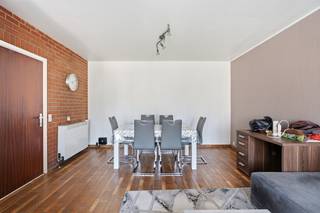 <p>Op zoek naar een interessante starterswoning of een investering met een mooi huurrendement? Dit lichtrijke appartement op de eerste verdieping combineert een praktische indeling met een uitstekende ligging vlak bij het station van Lebbeke.</p><p> </p><p>Via de inkomhal bereik je de verschillende ruimtes. Er is een apart toilet, een handige berging en een ingemaakte kast met de CV-ketel. Verder beschikt het appartement over twee ruime slaapkamers, waarvan één met aansluitend terras, en een badkamer met bad en wastafel.</p><p>De ruime leefruimte geniet van veel natuurlijk licht. De aparte keuken is uitgerust met een vaatwasser, keramische kookplaat en oven.</p><p> </p><p>Ook op technisch vlak zijn er interessante troeven: alle ramen werden vernieuwd met hoogrendementsbeglazing, het dak werd bijkomend geïsoleerd en het appartement beschikt over een gunstig EPC-label C.</p><p> </p><p>De ligging vlak aan het station zorgt voor een vlotte verbinding met het openbaar vervoer. Bovendien is er een grote parking aan het gebouw, voorzien van laadpalen.</p><p> </p><p>Momenteel is het appartement verhuurd aan €600 + €100 kosten per maand, wat het bijzonder interessant maakt als investering.</p><p>Mogelijkheid tot aankoop van een aparte garagebox voor één wagen aan €15.000.</p><p> </p><p>Een appartement met een praktische indeling, gunstig EPC en uitstekende bereikbaarheid, met mogelijkheden voor zowel eigen bewoning als investering.</p>