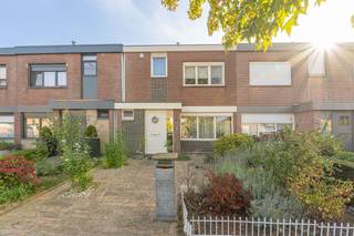 <p>Uitstekend onderhouden en uitermate gezellige gezinswoning</p><p>Op het gelijkvloers bevindt zich de inkomhal met ruimte voor vestiaire en het gastentoilet met handenwasser. Je komt tot rust in de zithoek en de haard zorgt voor extra gezelligheid in de koude wintermaanden. De trap zorgt voor karakter en leidt ons naar een half verdiep hoger waar ruime eetkamer met ruime, open en vernieuwde keuken het kloppend hart is van deze woning. Naast de keuken is nog een lichtrijke polyvalente ruimte die toegang biedt tot de aangelegde tuin met een uitweg achteraan, wat bijzonder handig is voor fietsen. Op de eerste verdieping vindt u drie slaapkamers en de badkamer, die eveneens werd vernieuwd. De woning werd bovendien voorzien van 10 zonnepanelen en een airco!</p><p>Dankzij de uitstekende ligging bevinden belangrijke invalswegen (A12 &amp; N16) zich vlakbij en bereikt u winkels, restaurants, scholen en het natuurgebied Blaasveldbroek op wandelafstand.</p><p>Verder is er ook een praktische kelder aanwezig. Kortom, de ideale gezinswoning.</p><p>woning beschikbaar uiterlijk 2 weken na akte.<br />Stedenbouwkundige inlichtingen: Wg, Vg, Gvv, Gvkr, Gmo</p><p>Meer informatie en documenten zijn beschikbaar via www.malines-group.be</p>