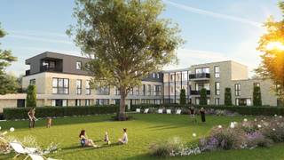 Welkom bij het Edward Poppe Woonpark, een uniek nieuwbouwproject in Sint-Laureins. Dit woonproject, gelegen op de terreinen van het voormalige Edward Poppe Instituut aan de Rommelsweg, biedt een harmonieuze combinatie van moderne architectuur en historische charme. Het project omvat 14 woningen en 14 appartementen, ontworpen met oog voor detail en duurzaamheid.
Historische Locatie
Het Edward Poppe Instituut, gebouwd in 1962, diende jarenlang als een vertrouwde brug tussen de basisschool in Sint-Laureins en de grotere secundaire scholen in Eeklo, Maldegem en Gent. Het gebouw, bekend om zijn modernistische stijl en familiaire sfeer, is een herkenningspunt in de regio en biedt een prachtige basis voor dit nieuwe woonproject.
Wonen in Sint-Laureins
Sint-Laureins is een idyllische gemeente in het Meetjesland, bekend om zijn rustige, landelijke karakter en rijke natuurlijke omgeving. Met tal van fiets- en wandelroutes, is het een paradijs voor natuurliefhebbers. Bovendien ligt de dorpskern met al zijn faciliteiten op wandelafstand, wat bijdraagt aan het gemak en comfort van de bewoners.
Duurzaam en Energiezuinig
Het Edward Poppe Woonpark streeft naar een energie-neutraal karakter. Geen gebruik van fossiele brandstoffen, maar wel van warmtepompen en zonnepanelen, duurzame materialen en hergebruik en renovatie van bestaande structuren. De circulatie van auto's is slim ontworpen aan de buitengrenzen van het perceel, waardoor de kern van het project een groene oase blijft.
Woningen en Appartementen
Het woonpark biedt een diversiteit aan woonoplossingen:
•8 ruime half-open woningen met inpandige garage en 4 slaapkamers.
•6 ruime woningen met 4 slaapkamers en een fietsenberging.
•14 appartementen, waaronder 5 gelijkvloerse appartementen, 5 appartementen op de eerste verdieping en 4 penthouses. Elk appartement beschikt over ruime terrassen en de meeste hebben twee grote slaapkamers. De grootste penthouse heeft maar liefst 4 slaapkamers!
Groene Leefomgeving
Alle leefruimtes kijken uit op een centraal groen park, dat dienst doet als ontmoetingsplaats voor jong en oud. Het park, met zijn glooiende reliëf, draagt bij aan een natuurlijke speelomgeving en fungeert tevens als wadi. De privacy van de bewoners wordt gewaarborgd door de slimme oriëntatie van de woningen en de appartementen.
Voordelen van Wonen in Sint-Laureins
Wonen in Sint-Laureins biedt tal van voordelen. De gemeente staat bekend om haar uitstekende leefkwaliteit, met een sterke focus op natuur, rust en veiligheid. Daarnaast zijn er uitgebreide voorzieningen voor sport, cultuur en recreatie. De nabijheid van stedelijke centra zoals Eeklo, Maldegem en Gent zorgt ervoor dat stedelijke voorzieningen altijd binnen handbereik zijn.
Ontdek de perfecte balans tussen historisch erfgoed en modern wooncomfort in het Edward Poppe Woonpark. Voor meer informatie en om een afspraak te maken, bezoek onze website of neem contact op met ons verkoopteam. Welkom thuis in Sint-Laureins!
Vastgoed Unicum - info@vastgoedunicum.be - 09 336 16 15
