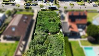 Op zoek naar een mooie locatie voor uw vrijstaande nieuwbouwwoning?<br /><br />Deze bouwgrond van ca. 814m<sup>2 </sup>en met een gevelbreedte van maar liefst ca.16 m combineert een rustige residentiële ligging met een vlotte bereikbaarheid en bevindt zich op korte afstand van winkels, scholen, openbaar vervoer en belangrijke verbindingswegen.<br />Dankzij de zuidoriëntatie geniet u van een optimale lichtinval en zon in uw tuin en op uw terras. Bovendien geniet u van een prachtig uitzicht op groen. <br /><br />Kortom, een uitstekende opportuniteit voor wie een woning op maat wil bouwen op een aantrekkelijke, groene locatie.<br /><br />Contacteer ons gerust voor de bouwvoorschriften.