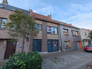 Deze centrale en ruime woning ligt op wandelafstand van het strand, de markt, het winkelcentrum, scholen en openbaar vervoer. Ondanks de...