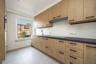 <strong>INDELING<br />Via de inkomhal kom je in de woonkamer (ca.28<span>m²)</span><span> </span>op laminaat.<br />Aangrenzend bevindt zich de volledig nieuwe keuken <span>voorzien van kookvuur, oven, dampkap, koelkast en vaatwasser.<br /></span>Via de nachthal krijgt men toegang tot het apart toilet, de nieuwe badkamer voorzien van inloopdouche en de 2 slaapkamers.<br />Achteraan bevindt zich nog een klein<b> terras.<br /></b><br />BIJZONDERHEDEN<br />Volledig gerenoveerd appartement met een EPC score A en conforme elektriciteits keuring.<br /><br />POSITIEVE ASPECTEN<br />Centraal gelegen<br />Vlakbij scholen, winkels en openbaar vervoer<br />Autostaanplaats<br />Als nieuw gerenoveerd<br /></strong>