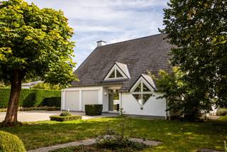 TE KOOP IN BERLAREDeze karaktervolle villa te Berlare, gelegen in een residentiële wijk op wandelafstand van het “Donkmeer” straalt een bijzondere...