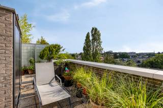 <p><b>Lichtrijke penthouse met 2 zonnige terrassen.<br /><br />Genieten van rust, ruimte en mooie uitzichten in deze penthouse aan het Rucaplein!</b></p>
<p><b>Indeling:</b> <br />Via de centrale inkomhal bereikt u aan de linkerzijde de ruime, <strong>volledig geïnstalleerde keuken</strong>. Aan de rechterzijde bevindt zich het gastentoilet en de <strong>ruime slaapkamer met recent gerenoveerde badkamer</strong>. Vanuit deze slaapkamer hebt u rechtstreeks zicht op het terras achteraan, ideaal voor uw ochtendkoffie in de zon.<br />De indrukwekkende, <strong>lichtrijke leefruimte</strong> sluit naadloos aan en geeft via een groot schuifraam uit op het terras vooraan, perfect voor een gezellige apero in de avondzon. Aansluitend aan de leefruimte ligt een handige polyvalente ruimte (bureau of logeerkamer) met eveneens toegang tot het achteraan terras. <br /><span><br /></span><strong>Bijzonderheden:</strong><br /><strong>Twee terrassen</strong> met <strong>zicht op groen</strong>;<br /><span>Ondergrondse autostaanplaats optioneel mee aan te kopen (vraagprijs: €25.000,-).</span><br /><b>Maandelijkse kosten:</b><span> ca. €160,- (Beheer; conciërge; blokpolis; verbruik/onderhoud algemene delen (incl. lift)+ provisie verwarming en water). <br /></span><br /><strong>Ligging:</strong><br />Ideaal gelegen met <strong>alle faciliteiten binnen handbereik!</strong> Op korte afstand van belangrijke invalswegen en op wandelafstand van winkels, scholen, parken, ziekenhuizen, openbaar vervoer en sportvoorzieningen.</p>