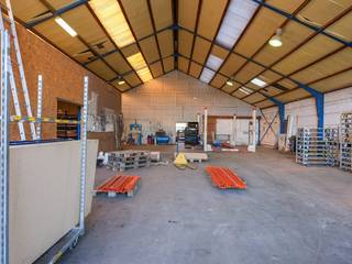 This versatile and easily accessible business building with adjoining home is located in the Poelstraat in Merelbeke, just 3 km from the R4 and...