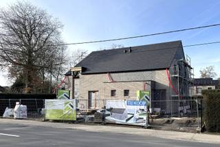 Vlakbij het stadscentrum is deze nieuwbouwwoning te koop, gelegen in een mooie woonbuurt op wandelafstand van het stadspark en het winkelcentrum T-Forum.<br /><br />De woning wordt Casco Plus opgeleverd. Dat wil zeggen: alle grote werken zijn al gebeurd, en jij werkt nog af naar eigen smaak. <br />De bewoonbare oppervlakte bedraagt 176m² + 30m² zolder.<br /><br />Reeds uitgevoerd en inbegrepen: <br />- volledige ruwbouw; <br />- pleisterwerken en chapewerken; <br />- vloer- en muurisolatie; <br />- aluminium ramen met thermoprofielen en energiezuinige beglazing; <br />- vloerverwarming met warmtepomp lucht/water (Vaillant); <br />- elektrische installatie afgewerkt; <br />- zonnepanelen voorzien; <br />- ventilatiesysteem aanwezig.<br /><br />Nog af te werken door de koper: <br />- vloerafwerking (tegels, parket, …); <br />- keuken; <br />- badkamer; <br />- binnendeuren en bezetting trap.<br /><br />Creëer op korte tijd een instapklare woning volledig volgens jouw stijl.<br /><br />Indeling gelijkvloers:<br />x je komt binnen in de inkomhal met toegang tot het gastentoilet; <br />x vooraan een extra ruimte voor bv. bureau, hobbykamer of speelruimte; <br />x ruime leefruimte die mooi aansluit op de open keuken; <br />x achteraan een groot schuifraam en buitendeur naar terras en tuin.<br />x naast de keuken is er een praktische wasplaats/berging.<br /><br />Verdieping: <br />x 3 ruime slaapkamers, <br />x technische ruimte met berging, <br />x badkamer voorzien voor bad, douche en toilet.<br /><br />Zolder: 30m² extra zolderruimte, ideaal voor stockage/berging. <br /><br />INTERESSE? Bel ons voor een bezichtiging op het nummer 012 23 00 23 of mail uw vragen aan roland@immo-leroi.be.