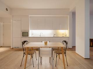 Idéalement situé à proximité immédiate de l’avenue Louise et des Jardins du Roi, à l’arrière d’un immeuble récent, appartement une chambre d’une superficie brute selon PEB de ± 90 m² avec une agréable cour intérieure privative.<br /><br />L’appartement, situé à l'arrière de l'immeuble au rez-de-chaussée, s’ouvre sur un vaste espace séjour/salle à manger de ± 54 m², il est baigné de lumière grâce aux larges baies vitrées donnant accès à la cour privative idéalement orientée Sud/Ouest. Côté nuit, une chambre de ± 14 m² donnant également accès à l’espace extérieur, elle est prolongée d’une salle de bain séparée avec douche à l'italienne. Un espace buanderie complète l’ensemble.<br /><br />Autres: vidéophonie, ventilation double flux, local vélos, emplacement de parking en option (obligatoire), pas de cave, charges pour communs, chauffage privatif et eau chaude: 200 EUR. PEB: C+<br /><br />Le Jardin du Roi est idéalement situé non loin des commerces et restaurants dans un quartier paisible et typique. Accès facile aux transports en commun. <br /><br />Pour toutes informations complémentaires, veuillez contacter Laurence Ballaux au +32 (0) 2 640 08 01.