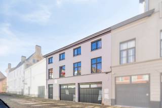 Deze ruime, praktische burgerwoning is schitterend gelegen op wandelafstand van alle centrale locaties (burg, markt, winkelstraten,...) met één van de mooiste plaatsen van Brugge, namelijk het Jan van Eyckplein, om de hoek. In 2010 onderging de woning een totaalrenovatie om tot dit prachtige resultaat te komen. Een combinatie van Brugse charme met een smaakvol, hedendaags interieur. Doorheen de woning kan men de renovatie met oog voor detail oppikken; domotica, ingebouwde televisies, een keuken met alle denkbare ingebouwde toestellen (friteuse, wok, koffiemachine,...) enz...<br /><br />Indeling als volgt; <br />Gelijkvloers: Inkomhal, dubbele volwaardige garage, berging, wasplaats, gelijkvloers buitenberging, kelder. <br />1ste verdieping: toilet, living met luxe keuken, ruim terras. <br />2de verdieping: Slaapkamer 1, slaapkamer 2, ruime badkamer met dressing. <br />3de verdieping: Slaapkamer met douche en toilet. <br /><br />Kortom een prachtige gezinswoning in het centrum!<br /><br />Contacteer Nathan voor een bezoek of meer informatie:<br />0471 49 45 39<br />nathan.peellaert@albert.immo