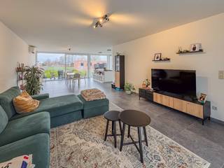 Nabij het centrum van Merkem, huisvest deze nieuwbouwwoning met volgende indeling:<br /><br />GELIJKVLOERS: <br />Inkom - apart toilet - lichtrijke leefruimte - volledig ingerichte keuken met eiland bevat o.a. dubbele spoelbak, vaatwasmachine, koelkast, oven, elektrische kookplaat en dampkap - ruime berging met wasplaats. <br /><br />VERDIEP 1: <br />Nachthal - apart toilet - 3 volwaardige slaapkamers - ruime berging - volledig ingerichte badkamer met ligbad, inloopdouche en dubbele wastafel.<br /><br />TUIN:<br />Ruime oprit - carport - terras - ruime tuinbering.<br /><br />ALGEMEEN: <br />- CV: Warmtepomp.<br />- Schrijnwerk: PVC met hoogrendementsbeglazing.<br />- Regenwaterput aanwezig: 10.000l (WC, wasvoorzieningen en buitenkraan)<br />- Laag energieverbruik, energiezuinige woning!<br />- Zonnepanelen aanwezig!<br />- Deze woning werd volledig geschilderd en is voorzien van gordijnen en lichtarmaturen.<br />- EPB van toepassing.<br />- Vrij vanaf 01/09/2026.<br /><br />Meer info op www.vastgoedvanoverschelde.be