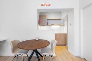 Met veel plezier stellen we jullie deze buitenkans op de Leuvense vastgoedmarkt voor: deze verkoop betreft een instapklare, volledig verhuurde opbrengsteigendom met drie hoogwaardige, gerenoveerde appartementen, midden in het bruisende hart van Leuven – in het autoluwe gedeelte van de prestigieuze Parijsstraat. Gelegen in het karaktervolle ‘Residentie Emily’, een historisch gebouw dat in 2025 werd gerenoveerd met oog voor energiezuinigheid, wooncomfort en conformiteit. Elk appartement (1 slpk) is smaakvol ingericht en volledig gemeubeld: leefruimte met gordijnen, open keuken met combi-oven, eethoek met tafel en stoelen alsook een bureau en bureaustoel.<strong> </strong>De slaapkamer beschikt eveneens over gordijnen, boxspring, kleerkast. Badkamers zijn stijlvol afgewerkt met moderne douche, toilet en strak badmeubel. Alle units zijn voorzien van individuele lucht-lucht warmtepompen voor verwarming én koeling. Er zijn eveneens aparte tellers per unit. Deze 3 appartementen zijn verhuurd dus leegstand is hier geen zorg! Er is een gunstig brandweerverslag aanwezig, conforme elektriciteitskeuringen, EPC-label A &amp; volledig asbestvrij! De netto-jaaropbrengst bedraagt €41.200. Meer weten? Of benieuwd naar de waarde van uw eigendom? Contacteer ons dan zeker voor een vrijblijvend gesprek op 016/22.82.22 of op info@homies.be. HOMIÉS, an Eye for Immo.