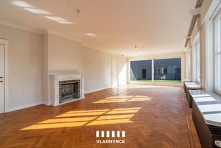 Op zoek naar een ruime woning waar wonen en werken perfect samengaan? Deze statige villa in Waregem combineert comfort, charme en tal van mogelijkheden.<br /><br />De woning beschikt over een royale inkomhal met aansluitend de lichtrijke leefruimte met visgraatparket en open haard, een ruime leefkeuken met berging en een bureau op het gelijkvloers. Op de eerste verdieping zijn maar liefst 5 slaapkamers. Daarnaast is er nog de badkamer en een zolder van 50m2.<br /><br />Buiten geniet je van een zuidgerichte tuin, een ruime loods van 450 m² en een extra overkapping van 90 m², ideaal voor voertuigen, camionetten of opslag.<br /><br />Troeven:<br />* Loods van 450 m²<br />* Overkapping van 90 m²<br />* 5 slaapkamers<br />* Charmante leefruimte met visgraatparket<br />* Ruime leefkeuken<br />* Zuidgerichte tuin<br />* Ideaal voor wie wonen en werken wil combineren<br /><br />Een eigendom met ruimte en mogelijkheden, zowel privé als professioneel!<br /><br />Interesse? Contacteer VLAEMYNCK VASTGOED voor een bezoek.<br /><br />Ref.: LS/26120/TK<br />UC: 20251126-0003739679-RES-1