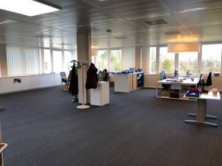 Fantastic business building with 1,314 m² of office space for rent along the E40 in Zaventem. The modern offices are divided into several units...