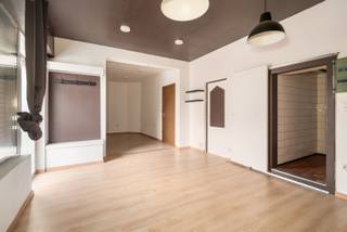 Ruim handelspand met duplexappartement, garage en tuin.Ontdek dit veelzijdige handelspand gelegen in het centrum van Melsbroek. Het pand biedt een...