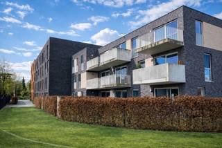 <p>Dit prachtige appartement is gelegen op wandelafstand van de markt van Geel.<br /><br />Langs de inkomhal betreden we de ruime leefruimte. De open keuken is uitgerust met een grote koelkast met ruim diepvriesvak, een gasvuur, een vaatwasser en een oven. Uiteraard is de nodige kastruimte aanwezig.<br /><br />Er is 1 ruime slaapkamer aanwezig, een apart toilet en een berging met aansluiting voor een wasmachine en een droogkast.<br />De badkamer is uitgerust met een ruime douche en een badkamermeubel.<br /><br />Het appartement is met kwalitatieve materialen afgewerkt en is instapklaar.<br /><br />Verder is er nog een terras met aansluitend een onderhoudsvriendelijk tuintje.<br /><br />Er is een ondergrondse parkeergarage voorzien met staanplaats die bij het appartement hoort en inbegrepen is in de huurprijs.<br />In de kelder is er nog een extra afgesloten bergplaats.<br /><br />De gemeenschappelijke kosten zijn inbegrepen in de totale huurprijs van 860 euro.<br /><br />Het appartement is onmiddellijk beschikbaar.<br /><br />De troeven:<br /><br />- Gelijkvloers <br />- Energiezuinig<br />- Instapklaar<br />- In het centrum<br />- Terras<br />- Autostaanplaats<br />- Kelderberging<br /><br />Heb je interesse? Vraag uw bezoek aan via onze website https://www.immovl.be/te-huur/list en druk op de knop <strong>'IK WENS EEN BEZOEK'</strong>.</p>