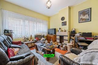 Dit gelijkvloerse appartement bevindt zich in het residentiële Westerkwartier te Oostende. In deze wijk zijn er tal van buurtwinkels, scholen en groen. Het centrum bereikt u in een handomdraai. <br /><br />Het appartement heeft een logische indeling met eerst een inkomhal; die leidt tot de leefkamer. Hier is er ruimte voor een eet-en leefhoek. De keuken is functioneel uitgerust. De tuin met terras is ontzettend ruim en vormt een aangename, zonnige rustplek doorheen de dag. <br /><br />Er zijn twee volwaardige slaapkamers aanwezig. In de badkamer is er een lavabo alsook een douche. <br /><br />Op heden is het pand verhuurd aan een vaste bewoner, waardoor hier dus evenzeer interessante investeringsmogelijkheden zijn. <br /><br />Bent u op zoek naar een investering, tweede verblijf of vaste stek? Aarzel dan niet en neem contact op voor meer info of een afspraak!<br /><br />