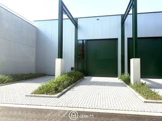 <span>KMO-unit van 256 m2 incl. 2 privé-parkeerplaatsen.<br />Meerdere oppervlaktes beschikbaar al dan niet met kantoren.<br />Contacteer ons voor een totaaloverzicht van de beschikbare units.<br /><br />RE I CORE<br /><br />De voormalige Recor-site wordt momenteel omgebouwd tot een van de meest duurzame bedrijvencampussen in Vlaanderen.<br />Hier bieden wij nieuwbouw KMO-units aan in verschillende oppervlaktes vanaf 256 m2 tot 622 m2. Het samenvoegen van meerdere units is mogelijk.<br />Ook meerdere units met kantoren beschikbaar. <br /><br />Deze unit nummer 8 heeft een oppervlakte van 256 m2 inclusief 2 privé-parkeerplaatsen.<br />De  geafficheerde prijs is excl. basispakket aan uitrustingen en excl. aansluiting warmtenet. Plaatsen zonnepanelen is optioneel.<br /><br />Door zijn ligging aan de E313 is de stad Hasselt vlot bereikbaar vanuit heel België.</span><br /><span>Transport van en naar Hasselt is daarom </span><span>op een eenvoudige manier te organiseren.</span><br /><span>Ook de ligging op relatief korte afstand van </span><span>de Nederlandse en Duitse grens is een groot </span><span>voordeel.</span><br /><br />Een oplossing voor uw bedrijf? Contacteer ons voor een bezoek ter plaatse.<br />Optie M vastgoed I carine@optie-m.be I 011/23 11 01 - 0478/41 58 70<br /><br /> 