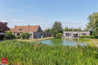 Ruime en lichtrijke gezinswoning bestaande uit inkomhal open ingerichte keuken met eetruimte en zitliving, gezellige bar, badkamer op het gelijkvloers, bureel, wasplaats, op de verdieping zijn er vier ruime slaapkamers. Verder op het domein zijn er 2 vakantiewoningen met afzonderlijke toegang, een grote zwemvijver, dubbele carport, ruime overdekte stal, bijhorende hoevewinkel (eigen kweek), en voldoende parkeergelegenheid op het perceel. De gezinswoning kan eventueel uitgebreid worden met 1 van de 2 vakantiewoningen die aanpalend is. De oppervlakte bedraagt 1ha, met de mogelijkheid om uit te breiden tot in totaal 3ha 46a 55ca.<br /><br />Inrichting vakantiewoning 1<br />Luxueus geïnstalleerd met volledige ingerichte moderne keuken met vaatwas, oven en microgolf, wasmachine en strijkmogelijkheden. Ruime slaapkamer (tweepersoonsbed).<br />Woonkamer met gascassette (haardvuur) , flat screen TV, stereo en internetaansluiting. De grote L-vormige woonkamer heeft een vouwbed en een bedkast (splitsbaar door een geïsoleerde verschuifbare wand).<br />Badkamer met ruime wastafel WC en inloopdouche. extra WC in de gang.<br />Privé terras en ruime omheinde tuin met uniek zicht op de zwemvijver en het kerkje van Oeren,<br />Inrichting vakantiewoning 2<br />Luxueus geïnstalleerd met volledige ingerichte moderne keuken met vaatwas, oven en microgolf, wasmachine en strijkmogelijkheden. Ruime slaapkamer (tweepersoonsbed).<br />Woonkamer, flat screen TV, stereo en internetaansluiting. Living met zetel-bed voor 2 personen.<br />Badkamer met ruime wastafel WC, inloopdouche en bad.
