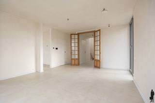 Deze hedendaagse nieuwbouwwoning combineert <strong>moderne architectuur </strong>met een praktische en doordachte indeling. Dankzij de grote raampartijen en de open leefruimtes geniet de woning van veel natuurlijke lichtinval en een aangenaam ruimtegevoel. De woning werd ontworpen met oog voor comfort, <strong>energiezuinigheid</strong> en <strong>kwalitatieve materialen</strong>, waardoor ze perfect aansluit bij hedendaags wooncomfort.<br /><br />
<p><strong>Gelijkvloers<br /></strong>- Indrukwekkende inkomhal met dubbele <strong>hoogte van ca. 5,7 m</strong> en grote raampartij<br />- Massieve eiken trap <br />- Sas met <strong>gastentoilet</strong> en technische ruimte/berging<br />- Toegang tot de geïntegreerde<strong> garage</strong><br />- Lichtrijke woonkamer van ca. 30 m² met veel raampartijen <br />- Schuifraam met toegang tot het achterliggende terras<br />- Patio aan de zijkant waar genoten kan worden van de avondzon<br />- Open keuken met eetplaats van ca. 24 m² en eveneens een schuifraam naar het terras<br />- Plafondhoogte van ca. 2,8 m op het volledige gelijkvloers, met ramen uitgewerkt tot dezelfde hoogte voor extra ruimte- en lichtgevoel</p>
<p><strong>1e verdieping<br /></strong>- Nachthal <br />- 3 ruime slaapkamers (24, 20 en 18 m²) <br />- Masterbedroom met eigen inloopdouche <br />- Centrale badkamer afgewerkt met <strong>natuursteen,</strong> voorzien van inloopdouche, vrijstaand bad en dubbele lavabo<br />- Apart toilet</p>
<p><strong>Tuin en buitenruimte</strong></p>
<p>- Terras aansluitend aan de leefruimte en keuken<br />- Ommuurde patio tuin die zorgt voor extra privacy <br /><br /><b>Troeven<br /></b>- <strong>Kwalitatieve </strong>materialen: aluminium buitenschrijnwerk, natuursteen en massieve eik<br />- Vloerverwarming in combinatie met <strong>warmtepomp</strong><br />- Zonnepanelen <br />- Terrassen, tuinafsluiting en grondwerken reeds uitgevoerd<br />- Zeer energiezuinige woning<br />- <strong>Mogelijkheid tot aankoop aan 6% btw </strong><br />- Keuken nog vrij te kiezen en te plaatsen naar eigen smaak<br /><br />Een stijlvolle en energiezuinige nieuwbouwwoning waar ruimte, licht en comfort centraal staan. Contacteer ons voor meer informatie of een bezichtiging.</p>