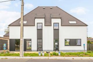 <strong>Maria Lauwershof - Wielsbeke </strong><br /><br />Deze kwalitatieve energiezuinige nieuwbouwwoningen zijn topgelegen, op wandelafstand van de Leie, en nabij scholen, winkels, en openbaar vervoer. Voorzien van een leuk speelplein, voldoende parking, en er is de mogelijkheid te kopen aan 6% BTW. <br /><br />INDELING: inkom en traphal, apart toilet, gezellige lichtrijke leefruimte met open geïnstalleerde keuken met extra ontbijthoek/eilandgedeelte, handige berging/wasplaats. Op het 1ste verdiep bevinden zich de overloop, moderne badkamer (ligbad, douche en dubbele lavabo), en 2 slaapkamers. Op het 2de verdiep bevindt zich de masterbedroom. <br />Leuke tuintjes met terras, en carport met extra tuinberging. <br /><br />TROEVEN: deels opgeleverd dus instapklaar, regenwaterput, warmtepompen, conforme elektriciteit.