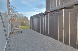 <p><span>Op zoek naar een centraal gelegen bouwgrond voor een gesloten bebouwing in Beveren, zonder bouwverplichting? Dan biedt dit perceel van 270 m² in de Bijlstraat een interessante mogelijkheid om uw eigen bouwproject te realiseren.<br /><br /></span><span>Het perceel geniet van een centrale ligging, in de nabijheid van de Sportzone en het centrum van Beveren.<br /><br /></span><span>De bouwgrond heeft een perceelbreedte van 5 meter, die achteraan uitloopt tot 5,28 meter. Er is geen verkaveling, BPA of RUP van toepassing. Volgens het gewestplan is het perceel gelegen in woongebied met toepassing van de algemene stedenbouwkundige verordening.<br /></span><span>Meer informatie over de toepasselijke stedenbouwkundige voorschriften vindt u via de website van de gemeente Beveren-Kruibeke-Zwijndrecht.<br /><br /></span><span>Volgens deze voorschriften bedraagt de maximale bouwdiepte 18 meter op het gelijkvloers en 13 meter op de verdieping.<br /><br /></span><span>Een bijkomende troef is dat er geen bouwverplichting geldt, waardoor u zelf het geschikte moment voor de realisatie van uw bouwproject kunt bepalen.<br /><br /></span><span>Wenst u graag meer informatie? Contacteer ons gerust voor bijkomende informatie via </span><span>verkoop@homevast.be</span><span> of tel. 03 344 77 44.</span></p>