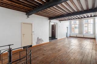 Dit commercieel gelijkvloers van ca 150 m² bevindt zich in de Keizerstraat, midden in het historische hart van Antwerpen. Een goede bereikbaarheid is gegarandeerd dankzij de nabijheid van de Leien en de verschillende tram- en bushaltes die zich op wandelafstand bevinden.<br /><br />Achter de statige, karaktervolle gevel schuilt een ruimte met een unieke uitstraling. Authentieke elementen zoals de houten plankenvloer en de balkenstructuur aan het plafond zorgen voor een warme sfeer. De ruimte strekt zich uit in een mooi recht volume, wat tal van indelingsmogelijkheden biedt en elke commerciële invulling tot haar recht laat komen.<br /><br />De grote raampartijen aan de voorzijde zorgen voor een aangename lichtinval. De combinatie van authentieke materialen en het open karakter creëert een polyvalente ruimte, geschikt voor bijvoorbeeld vrij beroep, kantoor of galerij. Daarnaast beschikt het pand over een sfeervolle kelderverdieping met authentieke bakstenen gewelven en tegelvloer. Deze ruimte biedt tal van mogelijkheden, bijvoorbeeld als extra stockruimte, vergaderruimte of extra praktijkruimte. <br /><br />Aanpassingen zijn mogelijk in functie van de beoogde invulling, in overleg met de eigenaar.<br /><br />Sanitair en kitchenette zijn aanwezig.<br /><br />Bruikbare vloeroppervlakte cfr. energieprestatiecertificaat.<br /><br />Provisie water, gas en onroerende voorheffing: 275 Euro per maand.<br />De nutsvoorzieningen (elektriciteit) zijn individueel te voorzien door de huurder.<br /><br />Onmiddellijk beschikbaar.