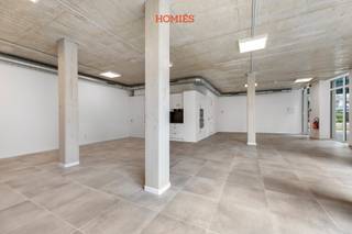 Met veel plezier bieden wij u deze commerciële nieuwbouwruimte aan op de Celestijnenlaan 52 D in Heverlee, een uitstekende locatie met vlotte bereikbaarheid en visibiliteit. Deze grote open ruimte van 110 m² is uiterst energiezuinig dankzij geothermische verwarming en koeling via vloerverwarming én een geavanceerd ventilatiesysteem D. Het pand is voorzien van automatische verlichting, afvalcontainers, een volledig uitgeruste keuken met alle nodige toestellen, een extra aparte ruimte, een douche en een toilet, wat het comfort voor personeel en klanten aanzienlijk verhoogt. Voor wie met de fiets komt, is er zowel een buitenfietsenstalling, ideaal voor klanten, als een inpandige fietsenstalling met laadpunten voor het personeel. Daarnaast zijn er overdekte parkeerplaatsen te huur aan €100 per plaats, met optionele laadpunten voor elektrische wagens. Deze commerciële ruimte is perfect instapklaar en biedt u het bijkomende voordeel dat u gedurende de eerste vijf jaar na ingebruikname geen onroerende voorheffing hoeft te betalen. De maandelijkse huurprijs bedraagt €2.750. Alle nutsvoorzieningen worden op eigen naam afgesloten. Interesse? Contacteer ons voor meer informatie of een vrijblijvend bezoek via 016/22 82 22 of info@homies.be.