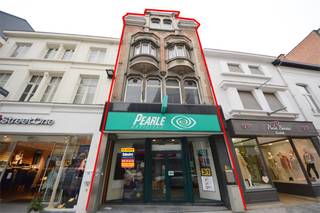 Bent u op zoek naar een nieuw uithangbord voor uw zaak of uw concept? Delestré Immobiliën heeft de ideale oplossing voor u! Dit betreft een karaktervol gebouw, nabij ‘Bar Blend’, ‘Esprit’, ‘Pure Sense’, ‘Yellow Lemon Tree’, … <br />Parkeergelegenheid, gezellige horecazaken etc. bevinden zich op wandelafstand. De gelijkvloerse opp. bedraagt ca. 130 m². <br />De totale bruikbare vloeropp. bedraagt 354 m². <br />(Voorheen 'Pearle Opticiens"). Kelder aanwezig. <br />Het pand is vrij van handelshuurovereenkomst en is beschikbaar bij akte. <br /><br />Benieuwd naar dit bedrijfsvastgoed te koop in het centrum van Aalst? <br />Contacteer info@immodelestre.be of 054 33 62 52<br />www.immodelestre.be <br />