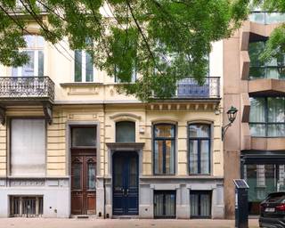 Ideaal gelegen nabij het Stéphanieplein, herenhuis met een bruto oppervlakte van ± 350 m² met 4 slaapkamers en een aangename tuin van ± 130 m².Het...