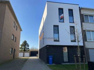 <p><span>MODERN APARTEMENT IN BRASSCHAAT - 85M² MET 2 SLAAPKAMERS</span></p><p><span> </span></p><p><span>Dit moderne appartement is gelegen in het groene en residentiële Brasschaat en biedt een ideale combinatie van comfort, stijl en functionaliteit. Met een bewoonbare oppervlakte van 85m² beschikt deze woning over alles wat u nodig heeft voor een aangenaam wooncomfort.</span></p><p><span> </span></p><p><span>INDELING EN RUIMTES</span></p><p><span> </span></p><p><span>Het appartement bestaat uit </span><span>2 slaapkamers</span><span> die beide goed van natuurlijk licht voorzien zijn. De </span><span>moderne open keuken</span><span> is volledig uitgerust met inbouwapparatuur en een centraal werkeiland, waardoor deze naadloos aansluit bij de woonruimte. </span></p><p><span>De woonkamer is bijzonder ruim en voorzien van grote raampartijen die veel daglicht binnenlaten en een soepele verbinding bieden naar het balkon met uitzicht op de omgeving.</span></p><p><span> </span></p><p><span>BADKAMER EN SANITAIR</span></p><p><span> </span></p><p><span>De badkamer is voorzien van moderne faciliteiten met een </span><span>inloopdouche </span><span>en houten wastafelmeubel. Naast de badkamer bevindt zich een </span><span>aparte gastentoilet</span><span>.</span></p><p><span> </span></p><p><span>Het appartement beschikt over een technische/was ruimte met </span><span>thuis batterij.</span><span> (zonnepanelen en vloerverwarming)</span></p><p><span> </span></p><p><span>BALKON EN BUITENRUIMTE</span></p><p><span> </span></p><p><span>Het balkon biedt een perfect plek om van het buitenlucht te genieten met uitzicht op de groene omgeving van Brasschaat.</span></p><p><span> </span></p><p><span>GARAGE EN PARKEREN</span></p><p><span> </span></p><p><span>Inclusief </span><span>in deze woning is een eigen </span><span>garage </span><span>en </span><span>extra 1 autostaanplaats.</span></p><p><span> </span></p><p><span>- beschikbaar vanaf 1 Juni 2026</span></p><p><span>- maandelijkse onkosten 60€ (verbruik gemeenschappelijke delen en poetsen traphal)</span></p><p><span>- zeer energiezuinig, zonnepanelen met thuis batterij.</span></p>