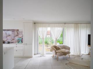 Deze prachtige nieuwbouwwoning, gelegen in de Nazarethstraat te De Pinte, combineert hedendaags wooncomfort met een rustige en groene ligging. De woning werd opgeleverd in 2022 en bevindt zich in een doodlopende straat, wat zorgt voor extra rust, privacy en veiligheid.
Dankzij de uitstekende ligging geniet u hier van een vlotte bereikbaarheid en een optimale verbinding met belangrijke invalswegen. Winkels, scholen, sportfaciliteiten en openbaar vervoer bevinden zich op slechts een steenworp afstand, waardoor deze woning de ideale uitvalsbasis vormt voor gezinnen en pendelaars.
De woning is gelegen op een perceel van 749 m² en beschikt over een bewoonbare oppervlakte van maar liefst 170 m². Bij het betreden van de woning komt u terecht in een verzorgde inkomhal met gastentoilet. De lichtrijke leefruimte vormt samen met de gezellige eethoek en de open, moderne en hedendaagse keuken het hart van de woning. Dankzij de grote raampartijen geniet u hier van een overvloed aan natuurlijk licht en een prachtig zicht op het omliggende groen. De stijlvolle tegelvloer op het gelijkvloers zorgt voor een strakke en tijdloze uitstraling. Aansluitend bevindt zich een mooi en gunstig georiënteerd terras waar het heerlijk vertoeven is. Verder vindt u op het gelijkvloers een ruime berging met voorzieningen voor wasmachine, droogkast en technieken.
Op de eerste verdieping bevinden zich drie volwaardige slaapkamers en een moderne badkamer, perfect afgestemd op het comfort van een hedendaags gezin.
Ook op vlak van energiezuinigheid scoort deze woning bijzonder goed. Met een EPC-score van slechts 44 kWh/m² behaalt de woning een gunstig EPC-label A. Daarnaast werd de woning uitgerust met zonnepanelen, een conforme elektrische installatie en een regenwaterput.
Tot slot beschikt de woning over een ruime tuin, veel parkeermogelijkheden en een uiterst aangename woonomgeving waar groen en bereikbaarheid hand in hand gaan.
Bent u op zoek naar een instapklare, energiezuinige woning met moderne afwerking en een topligging in het groen? Dan is dit eigendom absoluut een bezoek waard.