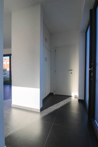 In het rustige en charmante Uikhoven (Maasmechelen) vind je deze instapklare ééngezinswoning uit 2012, die moderne afwerking combineert met...