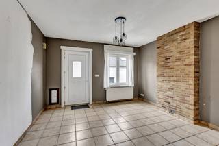 <p>Bent u op zoek naar een <strong>betaalbare woning op een rustige ligging, omringd door groen en toch vlot bereikbaar?</strong> Dan is deze gezellige rijwoning ongetwijfeld een bezoek waard. Gelegen nabij een <strong>rustgevend bos, de oevers van de Dender én het station</strong> geniet u hier van een aangename woonomgeving waar natuur, rust en bereikbaarheid perfect samengaan. Dankzij de nabijheid van het station vormt deze woning een ideale uitvalsbasis voor pendelaars. Met de trein bereikt u vlot diverse steden en gemeenten. De woning is<strong> ideaal voor starters, jonge gezinnen of investeerders</strong> die op zoek zijn naar een interessante opportuniteit met uitbreidingsmogelijkheden. Op het gelijkvloers wordt u verwelkomd in de gezellige leefruimte die aansluit op de keuken. Verder vindt u hier een praktische berging en een afzonderlijk gastentoilet. Via de nachthal op de eerste verdieping bereikt u<strong> twee slaapkamers</strong> en de badkamer. Daarnaast beschikt de woning over een <strong>zolderverdieping </strong>die momenteel toegankelijk is via een plooitrap. Door het plaatsen van een vaste trap kan deze ruimte eenvoudig worden ingericht als <strong>extra slaapkamer</strong>, bureau, hobbyruimte of speelkamer, waardoor het woonvolume aanzienlijk wordt uitgebreid. Als extra troef beschikt de woning over een handige <strong>kelder </strong>die ideaal is voor stockage of als provisieruimte. Buiten geniet u van een <strong>onderhoudsvriendelijke tuin</strong> waar u in alle rust kunt ontspannen en genieten van de groene omgeving. Een woning met potentieel op een rustige locatie waar natuur, bereikbaarheid en wooncomfort elkaar perfect aanvullen. Geen maatregelen getroffen in het maatregelenregister.</p>
