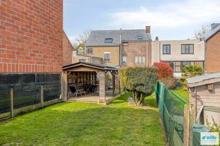 ERPS-KWERPS Deze charmante woning met retro-elementen verwelkomt u via de inkomhal en zo naar de lichtrijke woon- en eetkamer, aansluitend op een open, volledig ingerichte keuken voorzien van een kookplaat, oven en afwasmachine, opbergkast voor wasmachine en droogkast.  Op het gelijkvloers bevindt zich tevens een gastentoilet met handwasbakje. Op de eerste verdieping; een ruime slaapkamer, een bureau en een recente badkamer uitgerust met een douche, ligbad, meubel met dubbele lavabo en toilet. De tweede verdieping beschikt over twee bijkomende slaapkamers waarvan één met ingebouwde kast, en een extra toilet. Verder is een zolder als er opbergruimte aanwezig. Buiten geniet u van een terras, aangename tuin met pergola, ideaal om te ontspannen in alle rust. Achteraan de tuin bevinden zich nog een ruime berging of hobby-ruimte, een aparte garage en nog eens 2 extra parkeerplaatsen. De garage is bereikbaar via een andere straat. Recent werden er 12 zonnepanelen geplaatst. De woning is uitstekend gelegen, op slechts 350 meter van het station van Kortenberg en in de nabijheid van het commerciële centrum en scholen. 