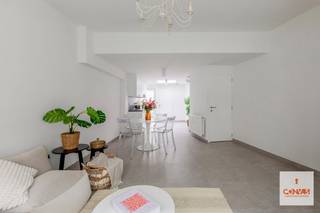 Deze <strong>gerenoveerde </strong>woning is gelegen in een gezellige buurt vlakbij de <strong>Bourgoyen-Ossemeersen</strong> en het centrum van Gent. Het centrum van Gent is vlot bereikbaar via de goede bus- en fietsverbinding (mobiscore 9,1/10). Ook de directe nabijheid van winkels, scholen en supermarkten bevestigen <strong>de ideale locatie </strong>van deze woonst. <br /><br />Deze woning is met veel zorg en met <strong>mooie materialen afgewerkt</strong>. De woning omvat: een gezellige woonkamer met zicht op de open geïnstalleerde keuken en een leuke eetplaats met toegang tot de koer. Verder is nog een apart toilet en twee bergruimtes. Op de eerste verdieping hebben we <strong>twee slaapkamers </strong>en een douchekamer met lavabo, douche en toilet. Verder op het tweede verdiep is een <strong>ruime derde slaapkamer</strong>.<br /><br />De woning is momenteel <strong>verhuurd via het Thuispunt Gent voor 9 jaar</strong>. Deze woning is dus <u>niet</u> voor eigen bewoning. Wenst u hier meer informatie over, en wenst u zelf de charme van deze woning te ontdekken? Neem dan snel contact op via hallo@convas.be 