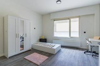 Ben je op zoek naar een investeringsmogelijkheid of een studentenwoning voor uw studerende kinderen? <br /><br />Uitstekende Ligging:<br />Gelegen aan de Jan Delvinlaan 70, geniet deze woning van een locatie dichtbij het centrum van Gent. De uitstekende verbindingen met het openbaar vervoer en de korte afstand tot belangrijke campussen maken dit een ideale plek voor studenten. Bovendien bevindt het pand zich in een buurt met een mobiscore van 9,3/10, winkels zijn binnen bereik.<br /><br />Indeling en Faciliteiten:<br />Het gebouw is volledig gerenoveerd en bestaat uit 36 studenten units<br />- Kamers met en zonder eigen sanitair voorzieningen<br />- Studio’s <br />- Drie gemeenschappelijke keukens<br />- Hippe leefruimte voor gezellig samenzijn<br />- Gemeenschappelijke tuin <br />- Grote fietsenberging, ideaal voor studenten<br />- Lift<br /><br />Waarom investeren in dit pand?<br />- Toplocatie: op wandel- en fietsafstand van verschillende campussen en het centrum <br />- Volledig gerenoveerd<br />- Hoge huuropbrengst: ideaal als investering <br />- Gemeenschappelijke en private ruimtes: flexibiliteit voor verschillende doelgroepen<br />- Instapklaar: beschikbaar voor het volgende academiejaar <br />- Verkoop onder registratie<br /><br />Dit pand is perfect voor wie zoekt naar een studentenwoning of een investering in het hart van Gent.<br />Prijzen starten vanaf 160.000 euro voor een kamer en 220.000 euro voor een studio.<br /><br />De gebruikte oppervlaktes zijn bruto vloeroppervlaktes.<br /><br />Contacteer Anthony voor meer info op 0488 14 62 77.