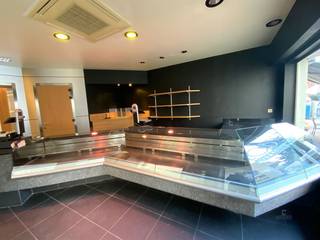 <p><span>Karaktervol hoekpand met verkoop- en werkruimte gelegen op een van de mooiste pleintjes van het centrum. De winkelruimte gelijkvloers is ongeveer 100 m². Huidige indeling: vooraan verkoopruimte die kan dienen als winkel of verbruikszaal, achteraan een ruime werkplaats, keuken, 2 koelcellen. Bestemmingswijziging naar horeca is bespreekbaar. Dit pand ligt naast Trattoria Pulcinella. De hoek om liggen Croque 'n Roll, Sweet Coffee, Ijssalon Kokozi. Tegenover Connections Reiswinkel. Wat verder op de Fruitmarkt hebben we De Dry Dragonders, Taste of India. Kortom de Fruitmarkt ligt niet alleen in een levendige buurt, tegenover de Grote Markt maar ook letterlijk onder de Kerktoren, de Sint-Quintinus Kathedraal. De winkel leent zich uitstekend voor iedere vorm van handel in verswaren, een traiteur, een kaaswinkel, een kleinschalige bakker. Want er is niet alleen de verkoopruimte maar ook de werkruimte achteraan waarlangs via een aparte deur leveringen kunnen. Benieuwd naar de mogelijkheden? Bel gerust naar 0485 34 56 71.</span></p><p><span>Opmerking EPC: de verdiepingen werden meegenomen in het EPC onderzoek daar waar de verdiepingen nog voorwerp zijn van renovatie. </span></p><p><span> </span></p><p><span>Opmerking</span><span>: bij </span><span>pop-up</span><span> verhuur tot 6 maanden wordt de vermelde huurprijs verhoogd met </span><span>21% BTW</span><span>. Dit conform de verplichte btw-heffing op kortdurende onroerende verhuur (art. 44, § 3, 2°, a), zevende streepje Btw-Wetboek).</span></p>