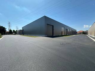 Nieuwbouw KMO-unit van 340 m² en 6 privatieve parkeerplaatsen te koop in Wevelgem.<br /><br />De geïsoleerde <strong>casco magazijnruimte </strong>is opgebouwd uit een staalconstructie in combinatie met geïsoleerde gladde prebaf betonpanelen. De unit heeft een vrije hoogte van +/- 6 m, toegankelijk via een automatische sectionaalpoort (4 m B x 4,50 m H). Verder is de unit voorzien van o.a. een lichtstraat , polybetonvloer. Aansluitingen van nutsvoorzieningen (water, elektriciteit (40A- 3 fasig 400 V), distributie, telefonie en internet) komen binnen in de unit. <br /><br /><strong>ONMIDDELLIJK BESCHIKBAAR!</strong><br /><br />Fenomenaal gelegen langs de bedrijvige Menenstraat (N8) die na +/- 3 km verbinding biedt naar de E403 via op- en afrit 5 Wevelgem. De N32 bereikt men na 1,5 km met een vlotte verbinding naar de A19 dankzij op- en afrit 2 Menen. Ruime parkeer- en manoeuvreerruimte op de site met aanwezigheid van minimum 2 privatieve parkeerplaatsen per unit.<br />Contacteer <strong>PANORAMA B2B</strong> voor bijkomende inlichtingen of een vrijblijvend plaatsbezoek <strong>0460 97 66 66</strong>.