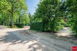 Op een absolute toplocatie in Schilde wordt deze uitzonderlijke bouwgrond aangeboden in een nieuwe verkaveling aan de Boerendreef. Het perceel beschikt over een oppervlakte van meer dan 5.000 m² en biedt de ideale basis voor de realisatie van een exclusieve villa in een groene en residentiële omgeving.<br /><br />Met een straatbreedte van maar liefst 40 meter en een toegelaten bebouwbare oppervlakte van 400 m² geniet u van alle ruimte om een stijlvolle woning op maat te creëren. De percelen zijn bovendien perfect georiënteerd op het zuidwesten, waardoor u optimaal geniet van zonlicht en prachtige avondzon in de tuin.<br /><br />Achteraan zorgen de volwassen bomen en het bestaande groen voor een unieke parkachtige sfeer, maximale privacy en een uitzonderlijk woongevoel.<br /><br />Oppervlakte: 5.002,01 m²<br />Straatbreedte: ca. 40 meter<br />Bebouwbare oppervlakte: 400 m²<br />Zuidwestoriëntatie<br /><br />Waarom kiezen voor Boerendreef?<br /><br />✔ Exclusieve villawijk in Schilde<br />✔ Ruime percelen van meer dan 5.000 m²<br />✔ Zuidwestgerichte oriëntatie<br />✔ Volwassen groenbestand en optimale privacy<br />✔ Bouwmogelijkheden voor een prestigieuze villa<br />✔ Rustige ligging met vlotte verbinding naar Antwerpen, Brasschaat en de omliggende gemeenten<br /><br />Een buitenkans voor wie droomt van exclusief wonen te midden van groen en rust.<br /><br />Voor meer informatie en/of een afspraak, neem contact met Roby op 0477 78 10 10 of roby@reds.be