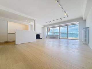 Ervaar het ultieme gevoel van luxe en sereniteit op de 6e verdieping een rustige residentie op de zeedijk van Oostende. Met slechts één appartement per verdieping geniet u hier van een ongeëvenaarde privacy en absolute rust. Dit prachtig gerenoveerde pand ademt pure klasse en is vlot bereikbaar met de lift.<br /><br />Sublieme Indeling:<br />-Inkomhal: Een indrukwekkende entree met kamerhoge, naadloos ingemaakte vestiairekasten.<br />-Slaapkamers: Drie volwaardige, rustgevende kamers. Twee slaapkamers blinken uit met op maat gemaakte designkasten. De master bedroom verrast met een exclusief, ingebouwd lavabomeubel dat esthetisch achter de kastwanden is weggewerkt.<br />-Badkamer: Een luxueuze wellness oase uitgerust met een royale, prachtige inloopdouche en verfijnde details in natuursteen.<br /><br />Extra’s: Een apart gastentoilet, een privatieve kelderberging en een vlot toegankelijke fietsenberging.<br /><br />Ben je geïnteresseerd in dit unieke, luxueuze pand te huur in Oostende? Ga naar de website www.dewaele.com en klik op het pand. Via de rode knop "vraag je bezoek aan" vragen we u kort een profiel in te vullen. Daarna nemen we contact op voor een bezoek. Telefonisch kunnen er geen afspraken gemaakt worden.<br /><br />Deze AI-visualisaties zijn bedoeld als inspiratie. Er werd geen rekening gehouden met technische specificaties, stedenbouwkundige voorschriften of de concrete mogelijkheden tot realisatie.