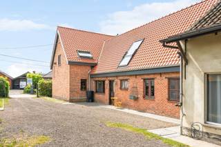 Te koop: ruime woning met 4 slaapkamers, dubbele garage en bijgebouw op 2.279 m²
In Sint-Kruis-Winkel bevindt zich deze ruime gezinswoning op een perceel van maar liefst 2.279 m². Met een bewoonbare oppervlakte van ca. 230 m², een dubbele garage en een extra bijgebouw biedt deze eigendom tal van mogelijkheden.
Wat maakt dit pand uniek?
De woning beschikt over vier volwaardige slaapkamers en een praktische indeling met veel leefruimte. Buiten geniet u van een groot perceel met veel privacy, een dubbele garage met laadpaal en een extra bijgebouw.
Technisch werden reeds belangrijke investeringen uitgevoerd. Zo werd het dak volledig vernieuwd in april 2025 en is de woning uitgerust met een pelletkachel (1 jaar oud) en een lucht-lucht warmtepomp/airco op de verdieping.
Voor wie is dit ideaal?
Ideaal voor gezinnen of ruimtezoekers die op zoek zijn naar een woning met veel potentieel, een groot perceel en diverse bijgebouwen op een rustige locatie.
Te koop via Immo Beguin, jouw vastgoedexpert sinds 2009, met kantoren in Ronse, Waregem, Kortrijk, Deinze, Doornik en Lessines.
Meer info of bezoek via arne@immobeguin.be