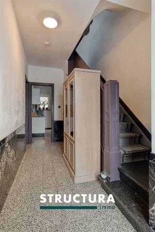 GEZELLIGE WONING MET VEEL POTENTIEEL EN RUIME ZONNIGE TUIN IN AALSTBent u op zoek naar een gezellige woning met karakter en tal van mogelijkheden? Dan is deze charmante rijwoning in het hart van Aalst zeker een bezoek waard! Dankzij de uitstekende ligging geniet u hier van een vlotte bereikbaarheid, nabijheid van winkels, scholen, openbaar vervoer en alle dagelijkse voorzieningen. Met een bewoonbare oppervlakte van +/- 148 m² op een perceel van 2a55ca biedt deze woning een aangename combinatie van ruimte, comfort en functionaliteit. De lichtrijke leef- en eetruimte wordt dankzij de grote ramen overspoeld met natuurlijk daglicht en creëert een warme, uitnodigende sfeer. De woning beschikt over drie slaapkamers, ideaal voor gezinnen, thuiswerkers of wie extra ruimte wenst voor hobby’s of opslag. De keuken is praktisch ingericht en voorzien van verschillende toestellen, met voldoende werk- en bergruimte. Verder beschikt de woning over een functionele badkamer en een inkomhal met gastentoilet en met trap die toegang geeft tot de verschillende verdiepingen.Extra troeven zijn de ruime veranda, waar perfect plaats is voor een wasmachine en droogkast, evenals de praktische en ruime berging die zorgt voor extra opslagruimte.Daarnaast beschikt de woning over een ruime zolderverdieping die bereikbaar is via een vaste trap. Deze ruimte biedt tal van mogelijkheden en kan perfect worden omgevormd tot extra slaapkamers, een hobbyruimte of een bureau.Een absolute meerwaarde van deze eigendom is de ruime zonnige tuin waar u in alle rust kan genieten van gezellige momenten met familie en vrienden. Dankzij de gunstige oriëntatie vormt deze buitenruimte de ideale plek om te ontspannen, te tuinieren of kinderen veilig te laten spelen.Kortom, een charmante woning met veel potentieel, ideaal voor wie op zoek is naar een gezellige thuis in een aangename buurt van Aalst.Interesse? Contacteer ons vandaag nog voor een bezoek!Bestuursmaatregelen in het maatregelenregister: nee