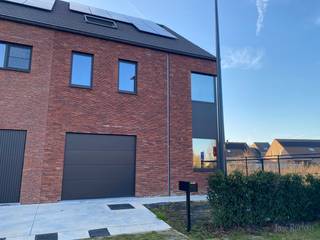 Uitzonderlijk, volledig afgewerkte half-open nieuwbouw woning gelegen in de dorpskern van Veltem-Beisem.Deze woning werd gebouwd op een perceel van...