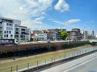 Volledig gerenoveerd (2022) appartement op de eerste verdieping (geen lift) gelegen in het centrum van Mechelen met mooi uitzicht over de Dijle. Het beschikt over een aangename leefruimte met vernieuwde open keuken, een ruime slaapkamer(rolluik), een kleine kamer welke gebruikt kan worden als bureau/hobbyruimte/dressing/inpandig terras... , een vernieuwde badkamer voorzien van douche, wastafel, toilet en een berging/wasplaats. Het gebouw werd volledig gerenoveerd  en opgeschilderd in 2022. Het is uitgerust met nieuwe(2022) elektriciteit, nieuw sanitair, nieuwe beglazing, nieuwe condensatieketel, ventilatie... (EPC B -113). Gelegen in fietsstraat op wandelafstand van station Mechelen Nekkerspoel en vlakbij de fietsostrade. GEEN GEMEENSCHAPPELIJKE KOSTEN - VRIJ VANAF 1/1/2027. Voor meer info --> cedric@immovos.be - 0486/538660