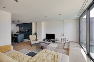 Deze verborgen parel is gelegen aan de Rueelstraat 23 in Maaseik. De woning is recent volledig vernieuwd en biedt naast een moderne woonruimte een indrukwekkend atelier van maar liefst 240 m². Of je nu droomt van een werkplaats aan huis, een praktijkruimte of simpelweg veel plek voor je hobby, de combinatie van ruimte en de recente renovatie maakt deze woning tot een zeldzame vondst in de stad.Indeling:Verdieping 0:- Inpandige garage (160 m²)- Aparte inkomhal woonstVerdieping + 1- gastentoilet- woonkamer- eetkamer- keuken met eiland- berging- ruim terras (circa 80,50 m²)Verdieping +2- ruime nachthal- 3 slaapkamers- badkamer met ligbadAtelier- atelier met 2 verdiepingen en vide (240 m²)Bestuursmaatregelen in het maatregelenregister: nee