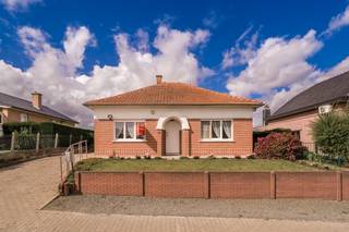 TE KOOP: WONING MET 2 GARAGES OP 5 ARE TE DILBEEK ALS VOLLEDIG RENOVATIEPROJECT OF BOUWGRONDOp zoek naar een project met potentieel? Deze woning,...