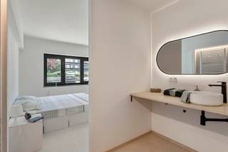 <p><span>Heverlee: Modern volledig gerenoveerd 1-slaapkamerappartement met autostaanplaats</span></p><p><span> </span></p><p><span>Dit gelijkvloers appartement werd dit jaar volledig gerenoveerd en voorzien van alle comfort. Het appartement biedt een perfect evenwicht tussen modern design en een praktische indeling. </span></p><p><span>We betreden het appartement via een aangename inkom met vestiaire (ingemaakte kasten), deze gaat naadloos over in een ruime woonkamer met open keuken die voorzien is van alle nodige toestellen. (afwasmachine, oven, micro, ...)</span></p><p><span>Er is een apart gastentoilet aanwezig.</span></p><p><span>De ruime slaapkamer heeft een ensuite badkamer met inloopdouche.</span></p><p><span> </span></p><p><span>Om het appartement te vervolledigen werd er eveneens voorzien in een kelderberging en een autostaanplaats (inbegrepen in de prijs). </span></p><p><span>Het appartement is asbestvrij, conforme keuring elektriciteit en vrij van gebruik.</span></p><p><span> </span></p><p><span>Bent u op zoek naar een volledig nieuw instapklaar 1-slaapkamerappartement op een strategische locatie met alles binnen handbereik? Zoek niet verder en maak vandaag nog een afspraak!</span></p><p><span> </span></p>
