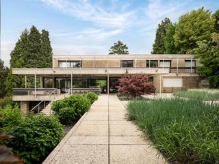 Deze emblematische, door architect Charlier ontworpen villa ligt op de hoogten van Luik, in een lommerrijke, gewilde woonwijk. De villa biedt...